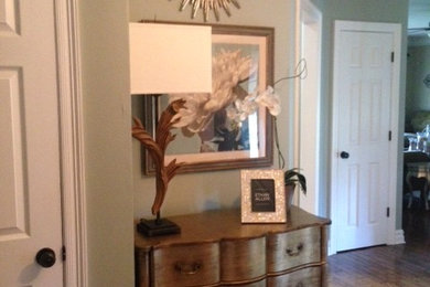 Example of a transitional entryway design in Jackson