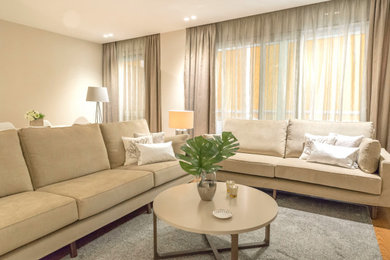 Foto de salón actual de tamaño medio con paredes beige y suelo de madera en tonos medios