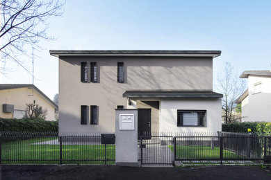 Modelo de fachada de casa gris y negra minimalista de dos plantas con revestimientos combinados, tejado plano y tejado de metal