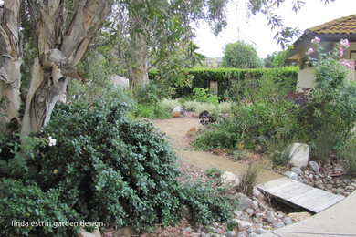Inspiration for a mediterranean landscaping in Los Angeles.