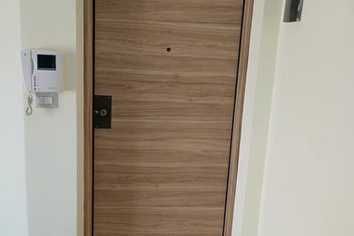 Idee per una porta d'ingresso minimalista di medie dimensioni con una porta singola e una porta in legno bruno