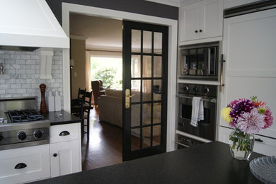 Kitchen - traditional kitchen idea in Vancouver