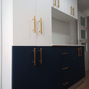 Muebles de cocina blanco y azul mate