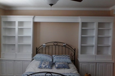 Foto de dormitorio principal actual de tamaño medio con paredes beige, moqueta y suelo marrón
