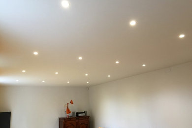Mittelgroßes, Repräsentatives, Offenes Modernes Wohnzimmer ohne Kamin mit weißer Wandfarbe, hellem Holzboden und TV-Wand in Sonstige