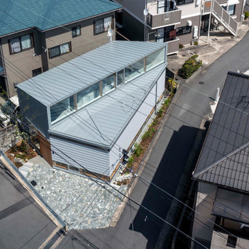 異形の角地に建つ住まい