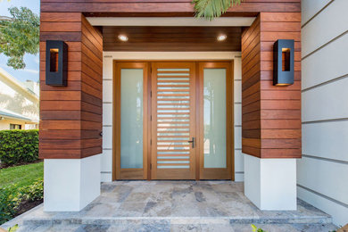 Ejemplo de puerta principal de estilo americano de tamaño medio con paredes blancas, puerta simple, puerta de madera en tonos medios y machihembrado