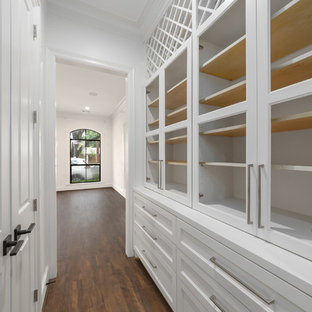 Idéer för en mellanstor klassisk hall, med laminatgolv, brunt golv och vita väggar