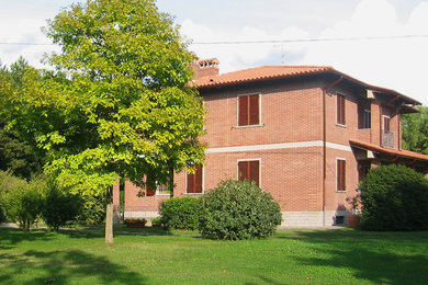 This is an example of a large contemporary home in Florence.