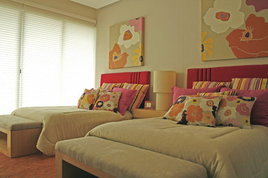 Photo of a contemporary kids' room for girls in Mexico City with beige walls and carpet.