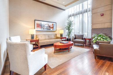 Foto di un soggiorno minimal di medie dimensioni con parquet chiaro e pavimento beige