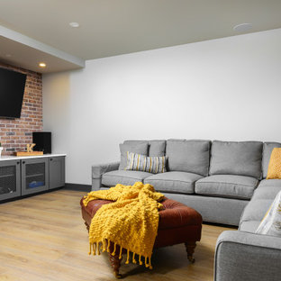 フィラデルフィアの大きいインダストリアルスタイルのおしゃれな地下室 (クッションフロア、ベージュの床、白い壁) の写真