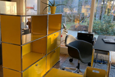 Inspiration for a contemporary home office in Grenoble.