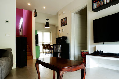Idee per un soggiorno industriale di medie dimensioni e aperto con pavimento in gres porcellanato, TV a parete e pavimento beige