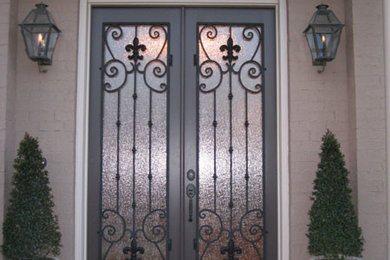 Пример оригинального дизайна: входная дверь в классическом стиле с двустворчатой входной дверью