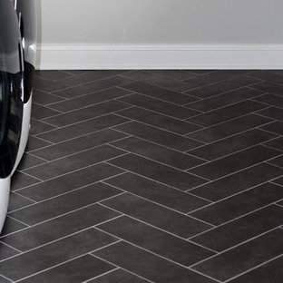 Diseño de cuarto de lavado lineal, clásico renovado, con fregadero encastrado, armarios estilo shaker, puertas de armario blancas, encimera de cuarcita, paredes grises, suelo de baldosas de porcelana y lavadora y secadora juntas