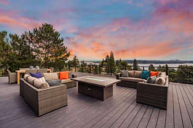 Arts and crafts deck photo in Seattle