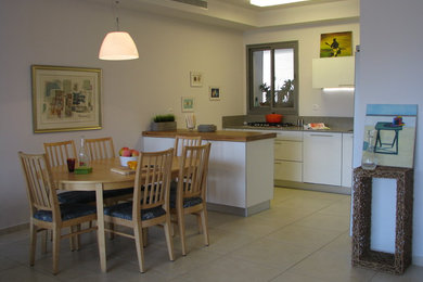 Minimalist home design photo in Tel Aviv
