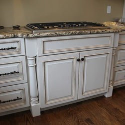 Traditional White Kitchen - Kitchen Cabinetry