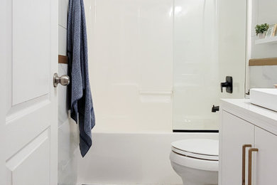 お手頃価格の小さなミッドセンチュリースタイルのおしゃれなバスルーム (浴槽なし) (フラットパネル扉のキャビネット、白いキャビネット、一体型トイレ	、白いタイル、セラミックタイル、青い壁、セラミックタイルの床、ベッセル式洗面器、大理石の洗面台、白い床、開き戸のシャワー、白い洗面カウンター、洗面台1つ、独立型洗面台、壁紙) の写真