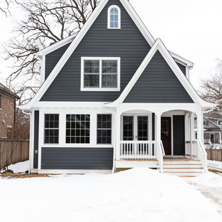 Klassisk inredning av ett litet blått hus, med två våningar och fiberplattor i betong