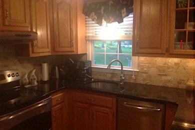 Example of a cottage home design design in New York