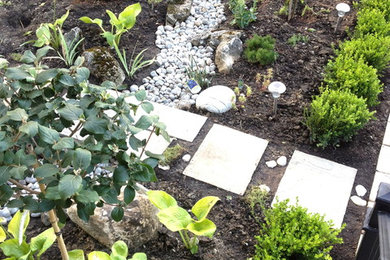 Inspiration for a traditional landscaping in Toronto.