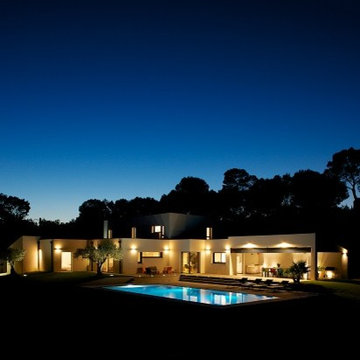 Villa contemporaine de nuit
