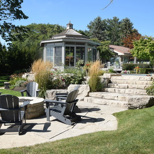 Großer Eklektischer Garten hinter dem Haus mit Feuerstelle und direkter Sonneneinstrahlung in Toronto