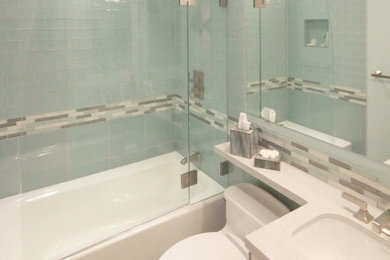 サンフランシスコにあるおしゃれな浴室 (アルコーブ型浴槽、開き戸のシャワー) の写真
