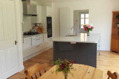 Trendy kitchen photo in Cardiff