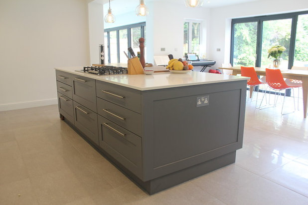 Contemporary Kitchen by Studio 3 kitchens