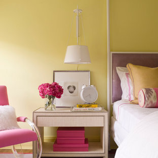 Modern inredning av ett gästrum, med gula väggar, heltäckningsmatta och lila golv