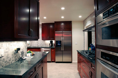 Kitchen - transitional kitchen idea in Los Angeles