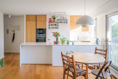 Cette photo montre une cuisine ouverte parallèle, encastrable et blanche et bois moderne avec un évier intégré, un plan de travail en quartz et un plan de travail blanc.