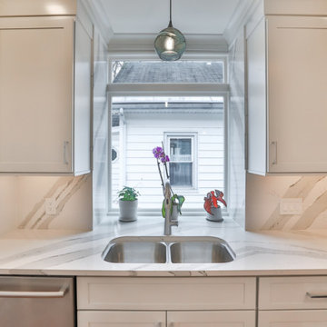 A Niskayuna Kitchen With A Touch of Pizazz