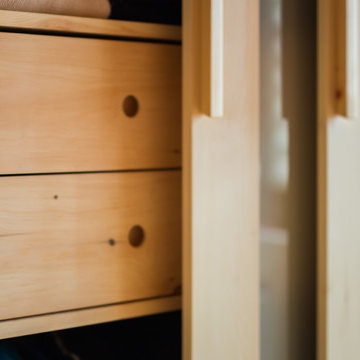 Kleiderschrank in Zirbe und Ahorn