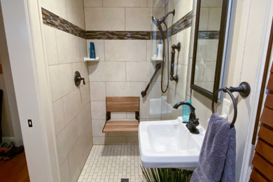 Exemple d'une petite salle de bain principale avec un espace douche bain, un bidet, un carrelage beige, des carreaux de céramique, un mur beige, un sol en carrelage de céramique, un lavabo suspendu, un sol beige, aucune cabine et meuble simple vasque.