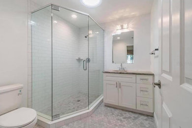 Example of a bathroom design in Tampa