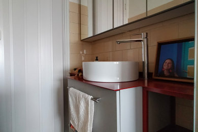 Foto di una stanza da bagno con doccia design con un lavabo e mobile bagno sospeso