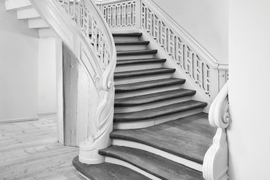 Источник вдохновения для домашнего уюта: винтовая деревянная лестница среднего размера в классическом стиле с деревянными ступенями
