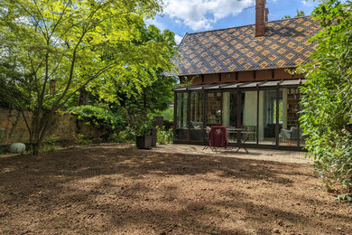Ejemplo de jardín tradicional renovado de tamaño medio en patio trasero con exposición reducida al sol y mantillo