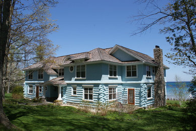 Example of a mountain style home design design in Cincinnati