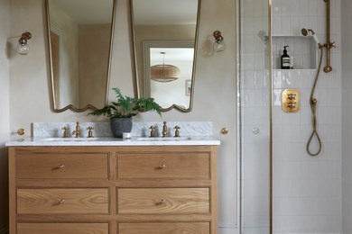 サリーにあるトランジショナルスタイルのおしゃれな浴室の写真