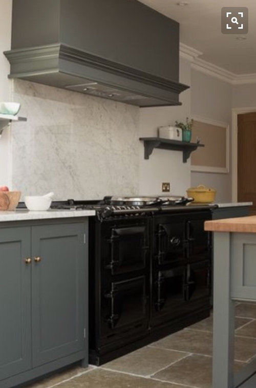 How to handle a bulkhead on 1 side of a range hood with no uppers