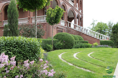 На фото: участок и сад среднего размера в классическом стиле с