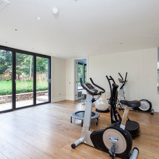 ロンドンのトラディショナルスタイルのおしゃれなホームジム (白い壁) の写真