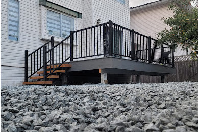 Example of a minimalist backyard deck design in Vancouver