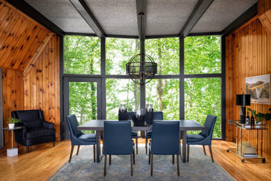 Diseño de comedor de cocina retro grande con suelo de madera en tonos medios, vigas vistas y panelado