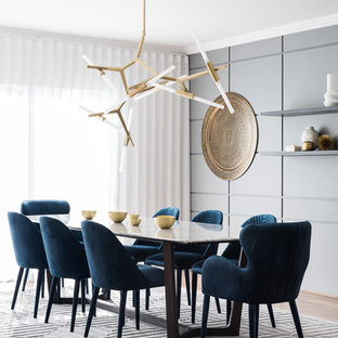 パースの広いコンテンポラリースタイルのLDKの画像 (グレーの壁、暖炉なし、茶色い床、無垢フローリング)